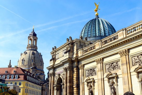 Standort Dresden: Die Akademie der Künste und die Frauenkirche im Hintergrund.